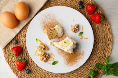 Krem peynirli havuç ve cevizli kek. Noel süslemeleri ile en üstteki görünüm masası.