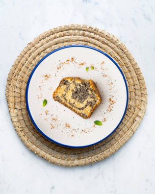 Lezzetli limon ve haşhaşlı kek. Noel süslemeleri ile en üstteki görünüm masası..