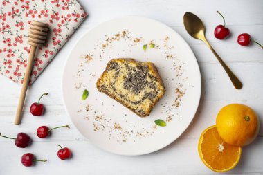 Lezzetli limon ve haşhaşlı kek. Noel süslemeleri ile en üstteki görünüm masası..