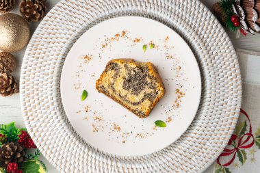 Lezzetli limon ve haşhaşlı kek. Noel süslemeleri ile en üstteki görünüm masası..