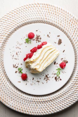 Milecrepe turtası. Limon ve ahududuyla süslenmiş krep ve kremalı pasta. Noel süslemeleri ile en üstteki görünüm masası.