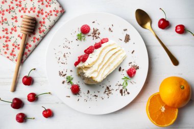 Milecrepe turtası. Limon ve ahududuyla süslenmiş krep ve kremalı pasta. Noel süslemeleri ile en üstteki görünüm masası.