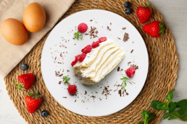 Milecrepe turtası. Limon ve ahududuyla süslenmiş krep ve kremalı pasta. Noel süslemeleri ile en üstteki görünüm masası.
