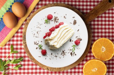 Milecrepe turtası. Limon ve ahududuyla süslenmiş krep ve kremalı pasta. Noel süslemeleri ile en üstteki görünüm masası.