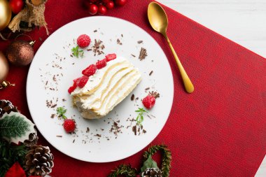 Milecrepe turtası. Limon ve ahududuyla süslenmiş krep ve kremalı pasta. Noel süslemeleri ile en üstteki görünüm masası.