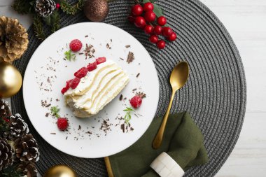 Milecrepe turtası. Limon ve ahududuyla süslenmiş krep ve kremalı pasta. Noel süslemeleri ile en üstteki görünüm masası.