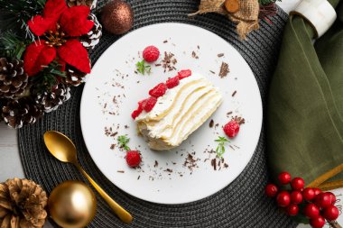 Milecrepe turtası. Limon ve ahududuyla süslenmiş krep ve kremalı pasta. Noel süslemeleri ile en üstteki görünüm masası.