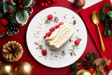 Milecrepe turtası. Limon ve ahududuyla süslenmiş krep ve kremalı pasta. Noel süslemeleri ile en üstteki görünüm masası.