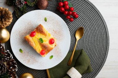 Coca San Juan, kremalı ve şekerli meyveli brioche 'ye benzer geleneksel bir Katalan tatlısıdır. Noel süslemeleri ile en üstteki görünüm masası.