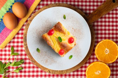 Coca San Juan, kremalı ve şekerli meyveli brioche 'ye benzer geleneksel bir Katalan tatlısıdır. Noel süslemeleri ile en üstteki görünüm masası.