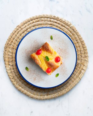 Coca San Juan, kremalı ve şekerli meyveli brioche 'ye benzer geleneksel bir Katalan tatlısıdır. Noel süslemeleri ile en üstteki görünüm masası.