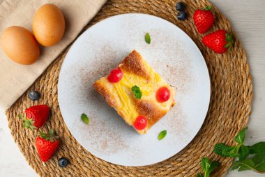 Coca San Juan, kremalı ve şekerli meyveli brioche 'ye benzer geleneksel bir Katalan tatlısıdır. Noel süslemeleri ile en üstteki görünüm masası.