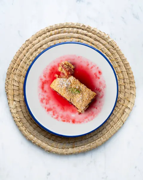 Lezzetli ev yapımı ahududulu tart. Noel süslemeleri ile en üstteki görünüm masası.