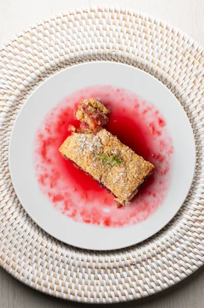 Lezzetli ev yapımı ahududulu tart. Noel süslemeleri ile en üstteki görünüm masası.