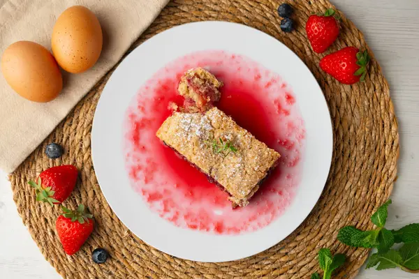 Lezzetli ev yapımı ahududulu tart. Noel süslemeleri ile en üstteki görünüm masası.