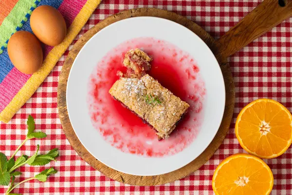 Lezzetli ev yapımı ahududulu tart. Noel süslemeleri ile en üstteki görünüm masası.