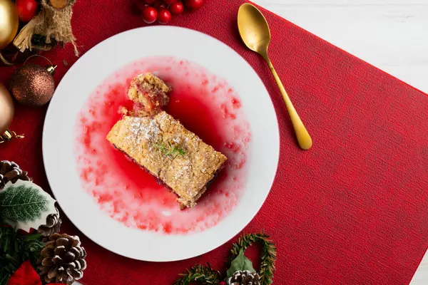 Lezzetli ev yapımı ahududulu tart. Noel süslemeleri ile en üstteki görünüm masası.