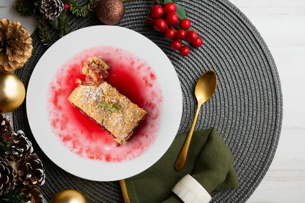 Lezzetli ev yapımı ahududulu tart. Noel süslemeleri ile en üstteki görünüm masası.