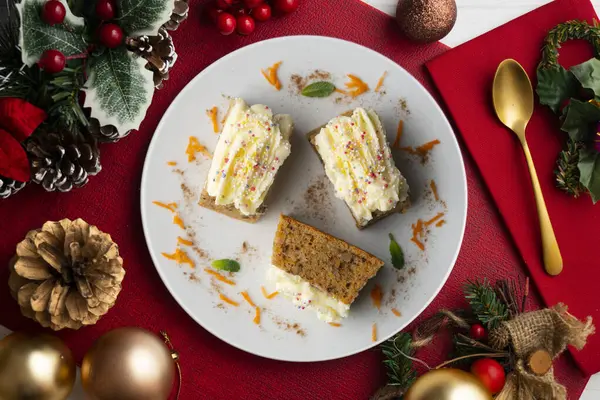 Krem peynirli havuç ve cevizli kek. Noel süslemeleri ile en üstteki görünüm masası.