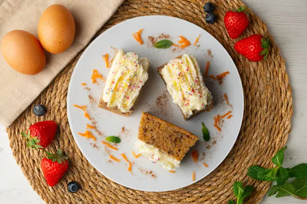 Krem peynirli havuç ve cevizli kek. Noel süslemeleri ile en üstteki görünüm masası.