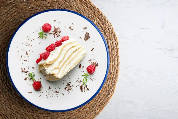 Milecrepe turtası. Limon ve ahududuyla süslenmiş krep ve kremalı pasta. Noel süslemeleri ile en üstteki görünüm masası.