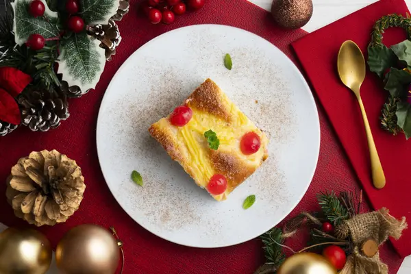 Coca San Juan, kremalı ve şekerli meyveli brioche 'ye benzer geleneksel bir Katalan tatlısıdır. Noel süslemeleri ile en üstteki görünüm masası.