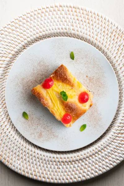 Coca San Juan, kremalı ve şekerli meyveli brioche 'ye benzer geleneksel bir Katalan tatlısıdır. Noel süslemeleri ile en üstteki görünüm masası.