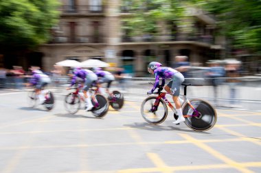 Barselona, İspanya; 4 Mayıs 2025: Uluslararası kadın profesyonel pelotondan bisikletçiler bir şehir turunda takım zamanı denemesi sırasında.