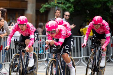 Barselona, İspanya; 4 Mayıs 2025: Uluslararası kadın profesyonel pelotondan bisikletçiler bir şehir turunda takım zamanı denemesi sırasında.