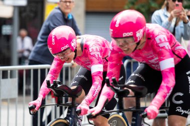 Barselona, İspanya; 4 Mayıs 2025: Uluslararası kadın profesyonel pelotondan bisikletçiler bir şehir turunda takım zamanı denemesi sırasında.