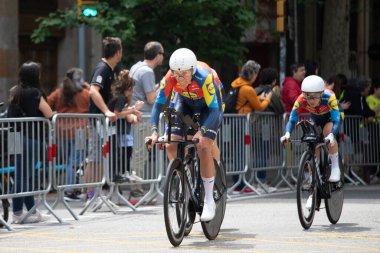 Barselona, İspanya; 4 Mayıs 2025: Uluslararası kadın profesyonel pelotondan bisikletçiler bir şehir turunda takım zamanı denemesi sırasında.