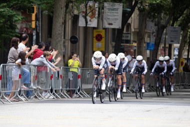 Barselona, İspanya; 4 Mayıs 2025: Uluslararası kadın profesyonel pelotondan bisikletçiler bir şehir turunda takım zamanı denemesi sırasında.