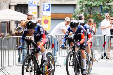 Barselona, İspanya; 4 Mayıs 2025: Uluslararası kadın profesyonel pelotondan bisikletçiler bir şehir turunda takım zamanı denemesi sırasında.