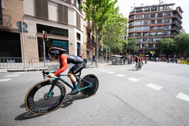 Barselona, İspanya; 4 Mayıs 2025: Uluslararası kadın profesyonel pelotondan bisikletçiler bir şehir turunda takım zamanı denemesi sırasında.