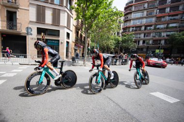 Barselona, İspanya; 4 Mayıs 2025: Uluslararası kadın profesyonel pelotondan bisikletçiler bir şehir turunda takım zamanı denemesi sırasında.