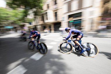 Barselona, İspanya; 4 Mayıs 2025: Uluslararası kadın profesyonel pelotondan bisikletçiler bir şehir turunda takım zamanı denemesi sırasında.