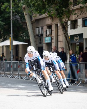 Barselona, İspanya; 4 Mayıs 2025: Uluslararası kadın profesyonel pelotondan bisikletçiler bir şehir turunda takım zamanı denemesi sırasında.