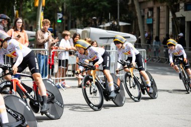 Barselona, İspanya; 4 Mayıs 2025: Uluslararası kadın profesyonel pelotondan bisikletçiler bir şehir turunda takım zamanı denemesi sırasında. UNO-X MOBİLİTESİ.