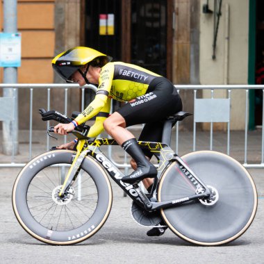 Barselona, İspanya; 4 Mayıs 2025: Uluslararası kadın profesyonel pelotondan bisikletçiler bir şehir turunda takım zamanı denemesi sırasında. Ekip Vizma bir bisiklet kiraladı..