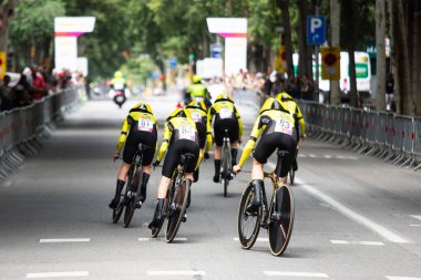Barselona, İspanya; 4 Mayıs 2025: Uluslararası kadın profesyonel pelotondan bisikletçiler bir şehir turunda takım zamanı denemesi sırasında. Ekip Vizma bir bisiklet kiraladı..