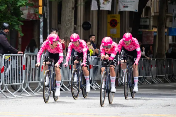 Barselona, İspanya; 4 Mayıs 2025: Uluslararası kadın profesyonel pelotondan bisikletçiler bir şehir turunda takım zamanı denemesi sırasında.