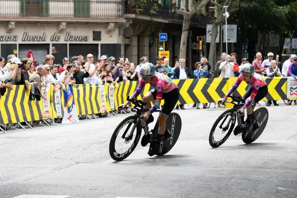 Barselona, İspanya; 4 Mayıs 2025: Uluslararası kadın profesyonel pelotondan bisikletçiler bir şehir turunda takım zamanı denemesi sırasında.