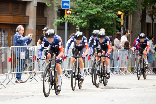 Barselona, İspanya; 4 Mayıs 2025: Uluslararası kadın profesyonel pelotondan bisikletçiler bir şehir turunda takım zamanı denemesi sırasında.