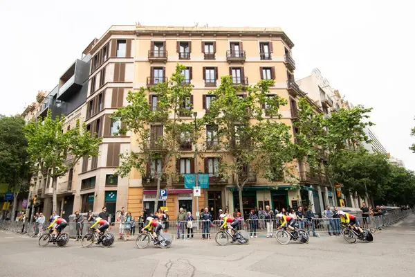 Barselona, İspanya; 4 Mayıs 2025: Uluslararası kadın profesyonel pelotondan bisikletçiler bir şehir turunda takım zamanı denemesi sırasında.