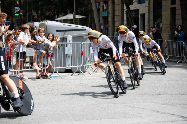 Barselona, İspanya; 4 Mayıs 2025: Uluslararası kadın profesyonel pelotondan bisikletçiler bir şehir turunda takım zamanı denemesi sırasında. UNO-X MOBİLİTESİ.
