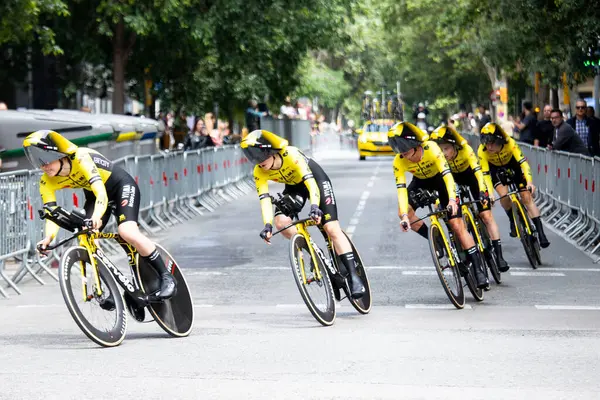 Barselona, İspanya; 4 Mayıs 2025: Uluslararası kadın profesyonel pelotondan bisikletçiler bir şehir turunda takım zamanı denemesi sırasında. Ekip Vizma bir bisiklet kiraladı..
