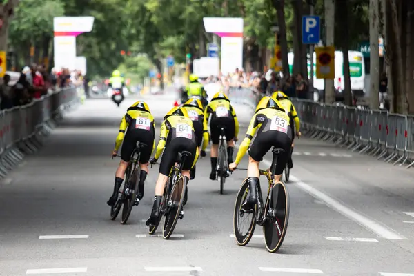 Barselona, İspanya; 4 Mayıs 2025: Uluslararası kadın profesyonel pelotondan bisikletçiler bir şehir turunda takım zamanı denemesi sırasında. Ekip Vizma bir bisiklet kiraladı..