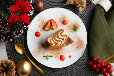 Dekoratif çizgileri olan zebra çikolatalı pasta. Noel süslemeleri ile en üstteki görünüm masası.