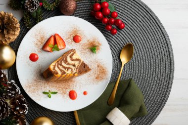 Dekoratif çizgileri olan zebra çikolatalı pasta. Noel süslemeleri ile en üstteki görünüm masası.