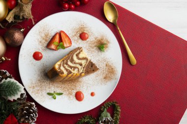 Dekoratif çizgileri olan zebra çikolatalı pasta. Noel süslemeleri ile en üstteki görünüm masası.